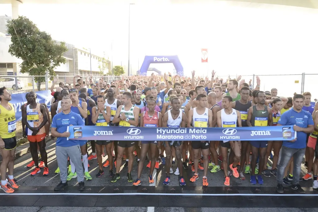 Atletas no início da partida da Maratona Hyundai do Porto 