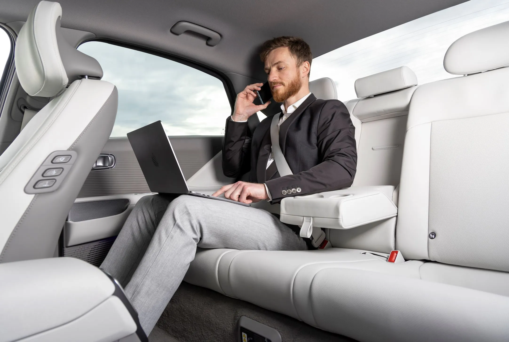 A mobilidade redefinida: o Hyundai IONIQ 6 é o escritório perfeito na estrada