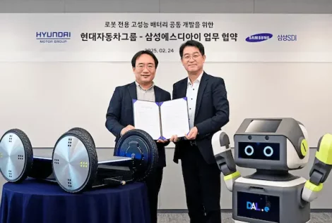Dong Jin Hyun, Vice-Presidente e Chefe do Laboratório de Robótica da HMG, e Hans Cho, Vice-Presidente Executivo e Diretor de Marketing Estratégico da Samsung SDI