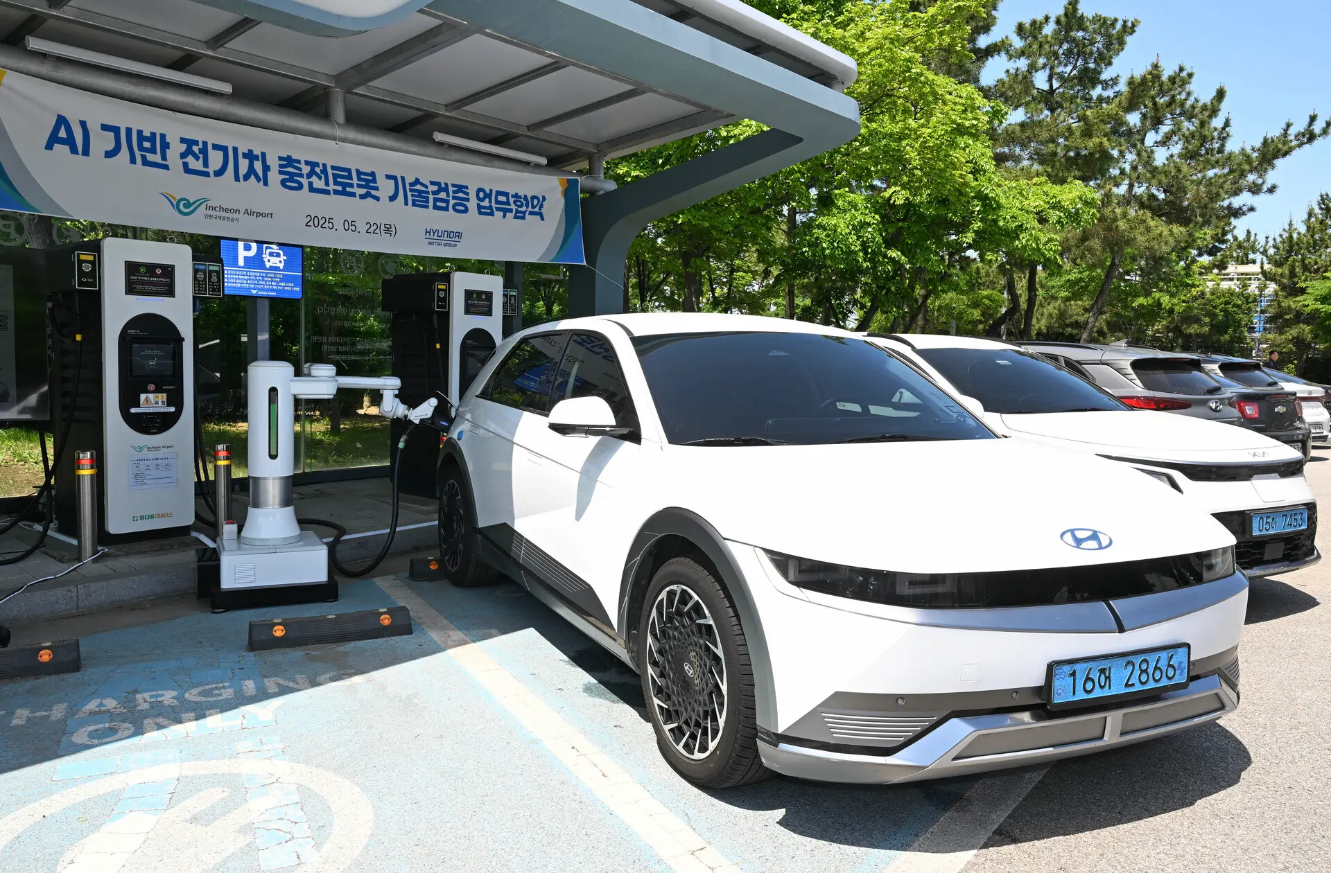 Hyundai disponibiliza robôs baseados em IA para carregamento automático de EV no aeroporto de Seul