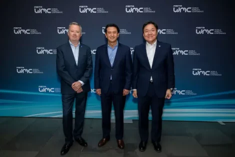 Chris Mason, CEO da FISITA, José Muñoz, Presidente e CEO da Hyundai Motor Company e ChangHwan Kim, Vice-Presidente Executivo e Chefe da Unidade Tecnológica de Soluções Energéticas de Eletrificação do Hyundai Motor Group