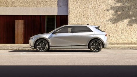 Hyundai IONIQ 5 vista lateral do carro estacionado