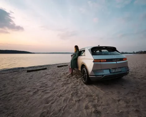 pessoa ver o pôr do sol num Hyundai IONIQ 5