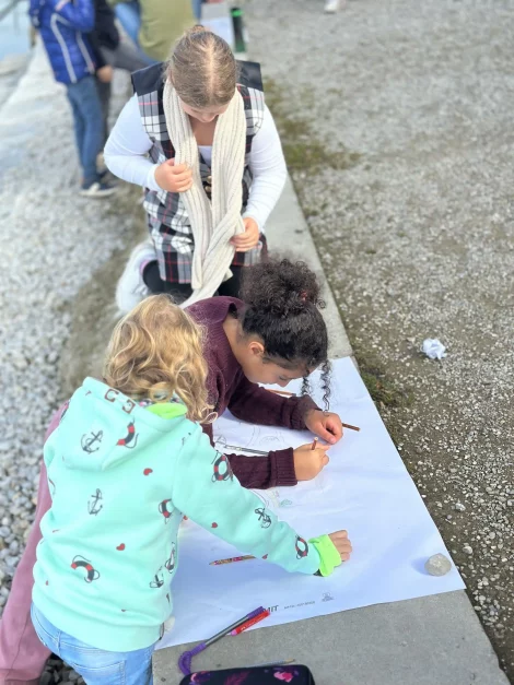 crianças a pintarem ao ar livre