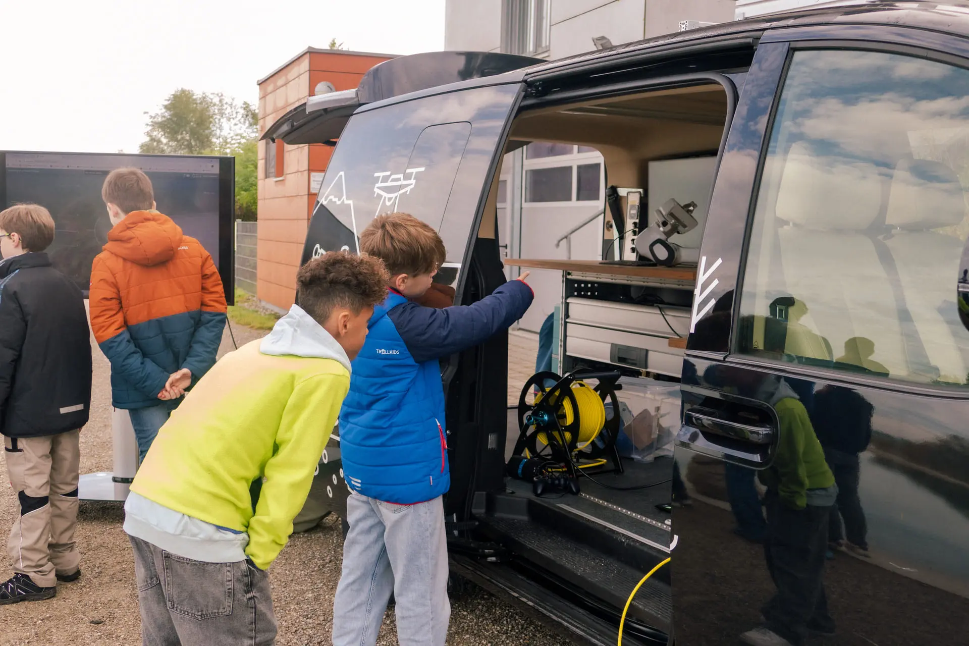 HYUNDAI cria laboratório móvel de robótica para promover a  educação ambiental
