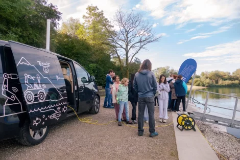 grupo de adultos e crianças 