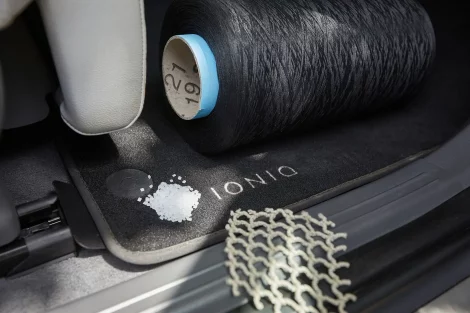 rolo de econyl em cima de um tapete interior