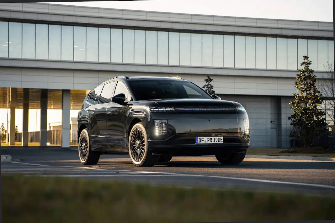 Hyundai IONIQ 9 reforça o seu estatuto de topo de gama com a nova versão Calligraphy Black Ink